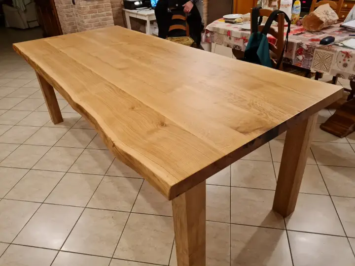 Tavolo con gambe in legno